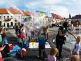wielkie wspólne puszczanie baniek